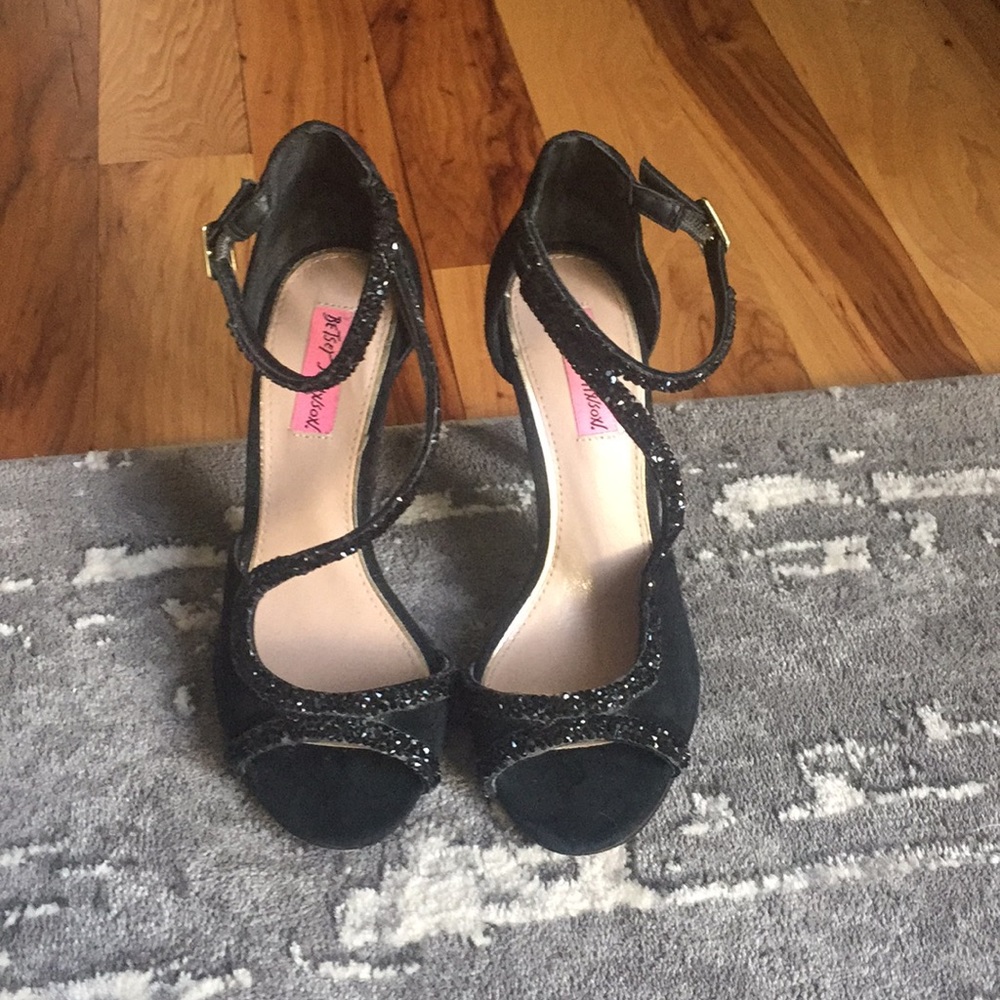 Betsey Johnson Glimer black heels 7
